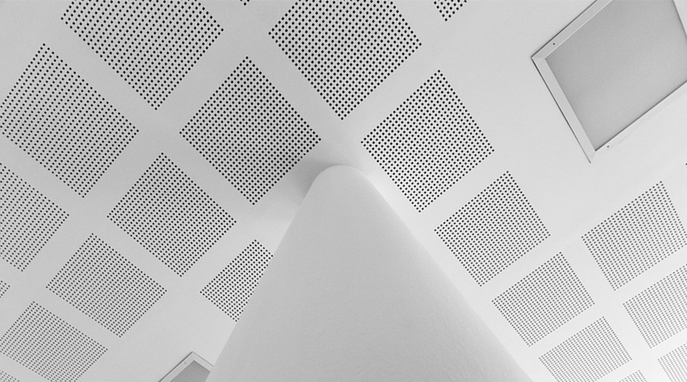 plafond blanc avec grilles
